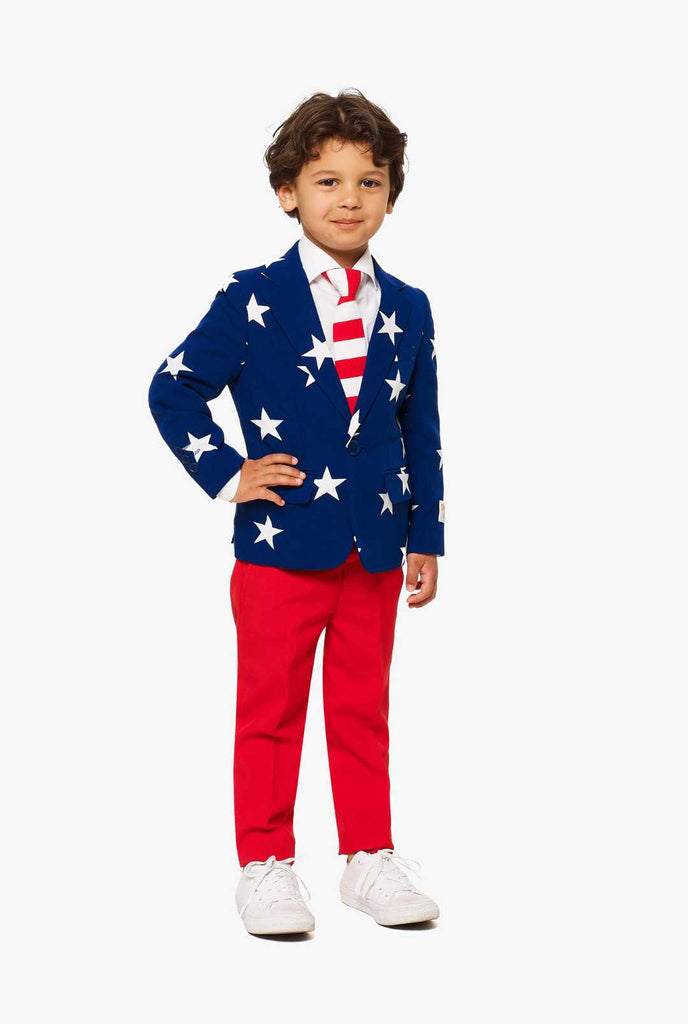 Amerikanischer Flaggenanzug für Jungen, die von Jungen getragen werden