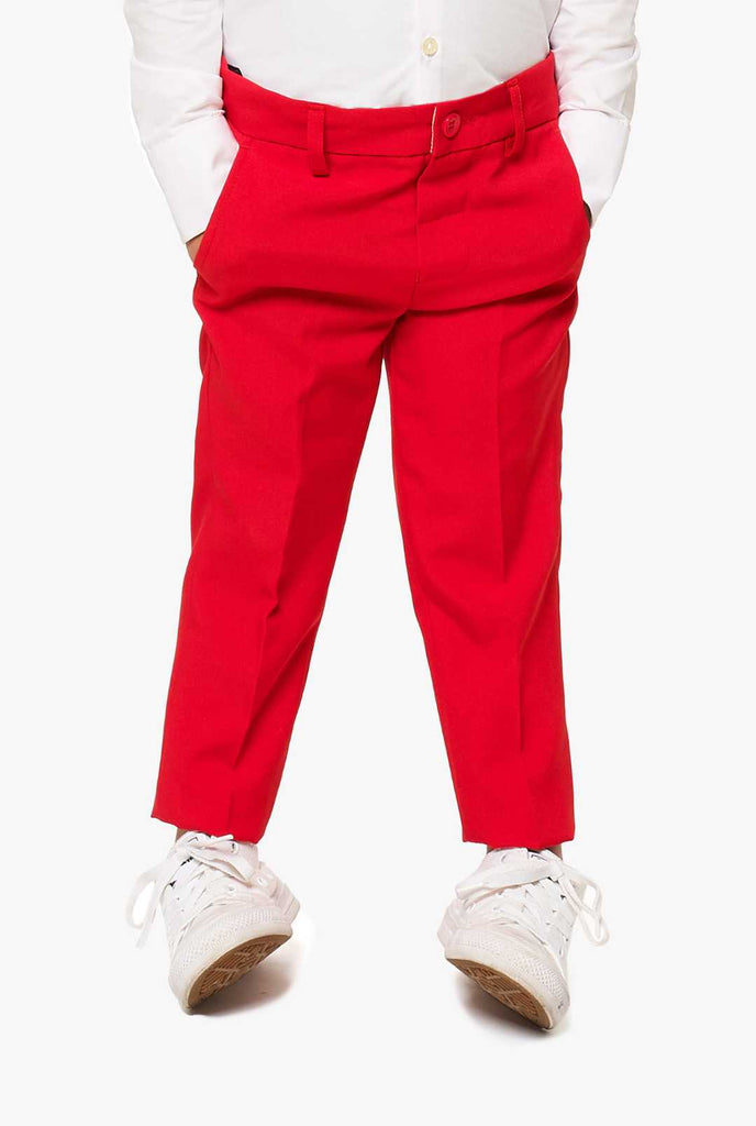 Rote Hosen für Jungen, die von Jungen getragen werden, Teil des amerikanischen Flaggenanzugs für Jungen