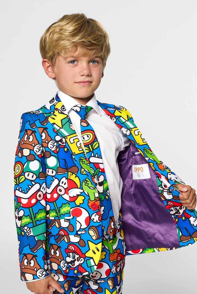 Nintendo Super Mario Anzug für Kinder, die von Jungen getragen werden