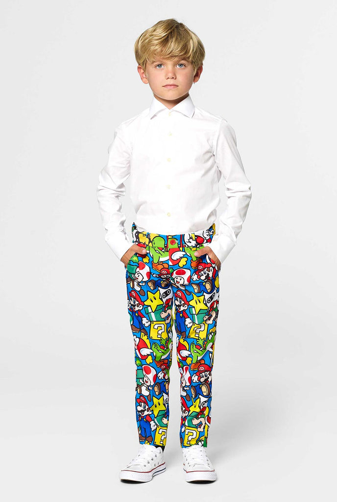 Junge, der Nintendo Super Mario Druckhosen Teil des Anzugs für Kinder tragen