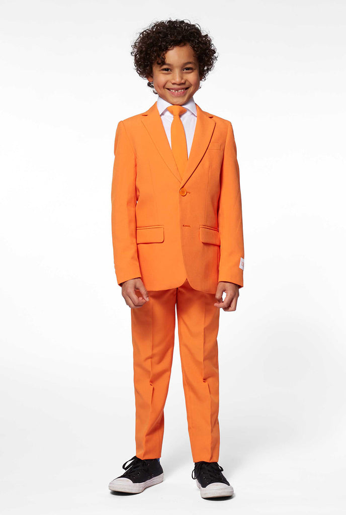 Feste farbige orangefarbene Jungenanzug von Jungen getragen