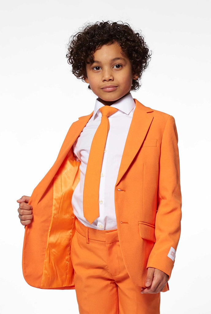 Feste farbige orangefarbene Jungenanzug von Jungen getragen