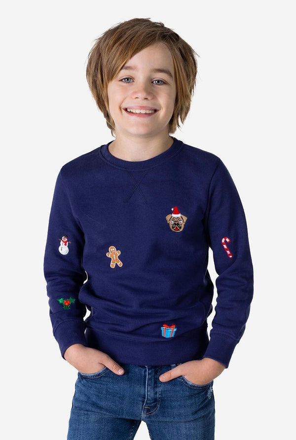 Kind trägt blauen Weihnachtspullover mit Weihnachtselikonen