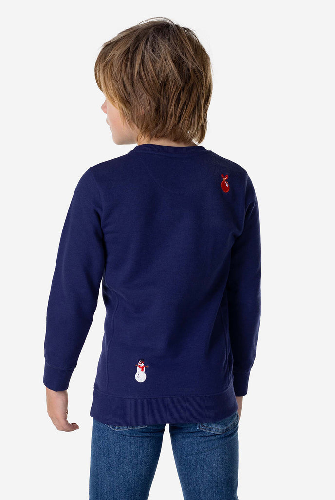 Kind trägt einen blauen Weihnachtspullover mit Weihnachtselikonen, Blick von hinten