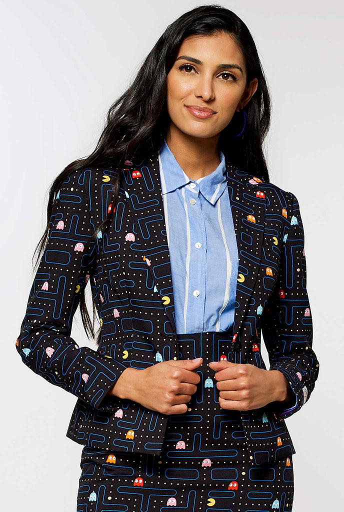 Frau, die schwarze Blazer mit Pac-Man-Druck trägt