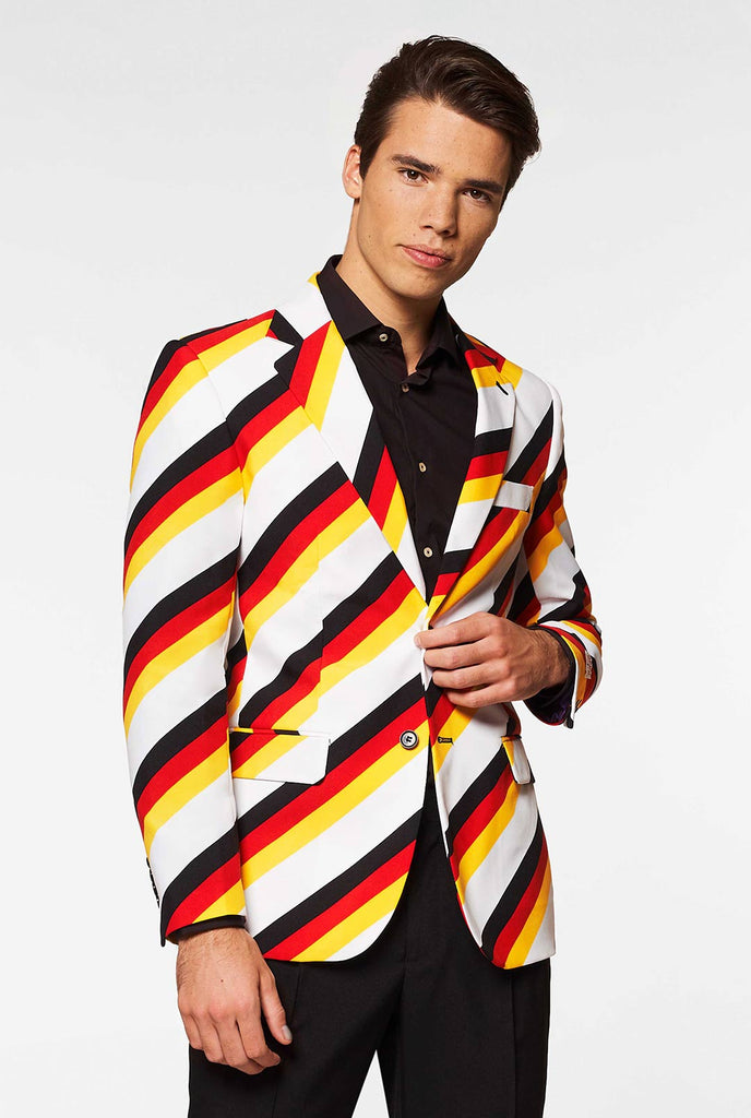 Männer, die eine deutsche Jacke tragen