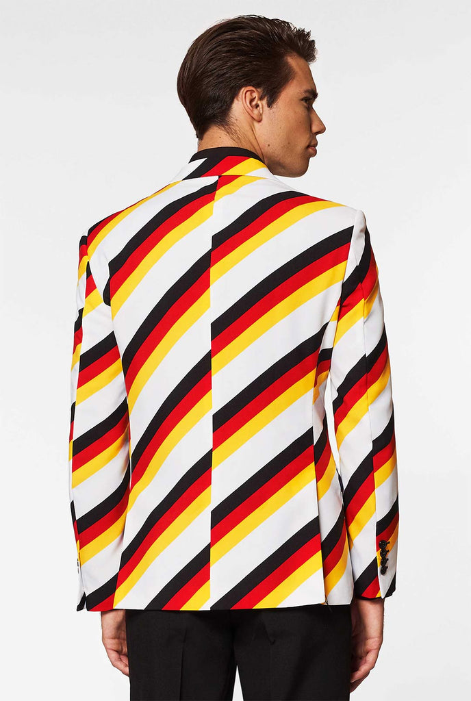 Männer, die eine deutsche Jacke tragen, nur Krawatte, Blick von hinten