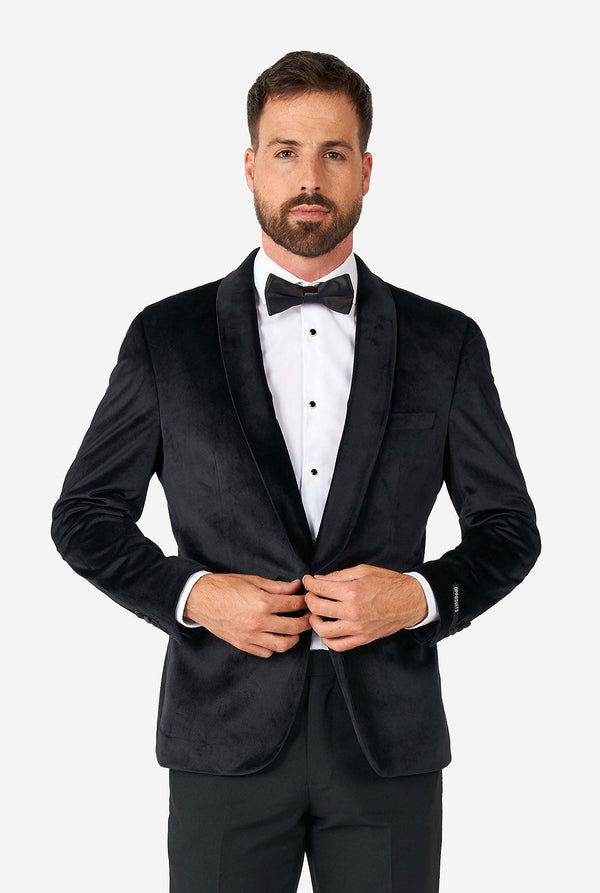 Mann, der schwarze Samt -Dinnerjacke Blazer trägt