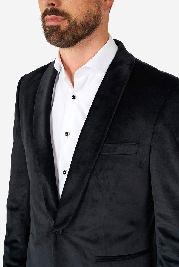 Mann, der schwarze Samt -Dinnerjacke Blazer trägt, Nahaufnahme
