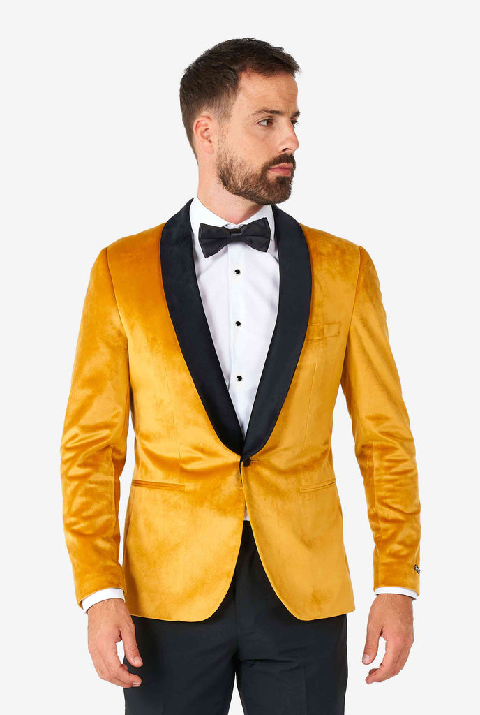 Mann, der goldener Samt -Dinnerjacke Blazer trägt