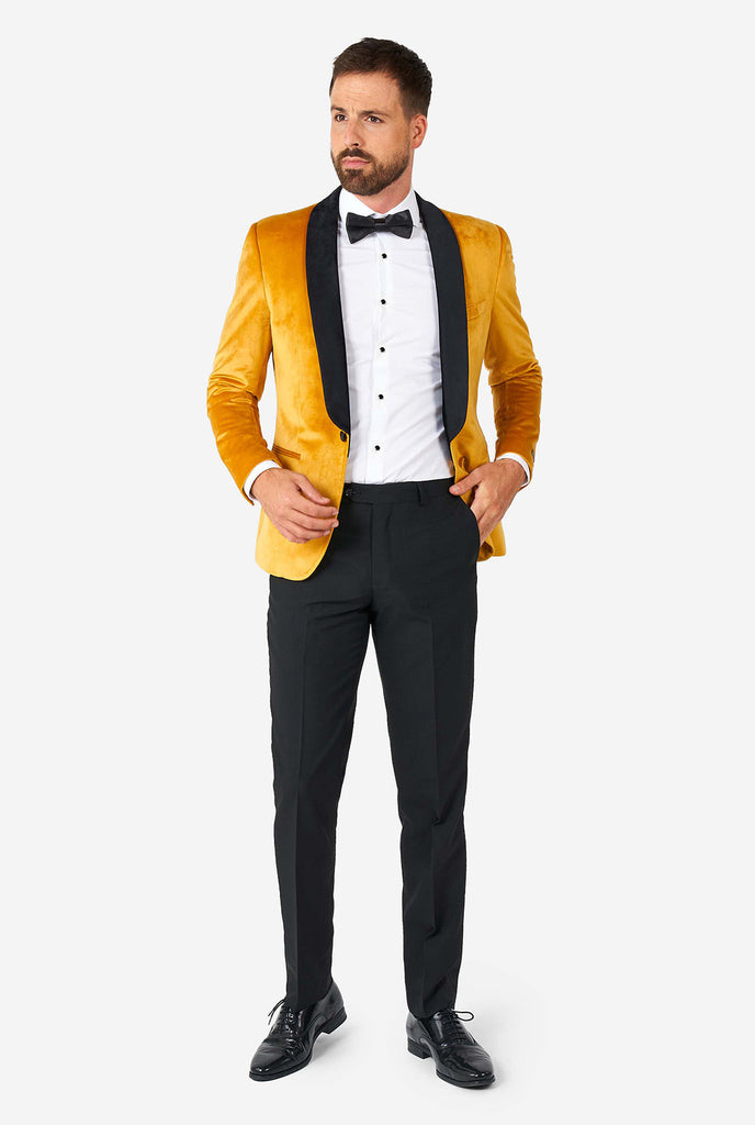 Mann, der goldener Samt -Dinnerjacke Blazer trägt