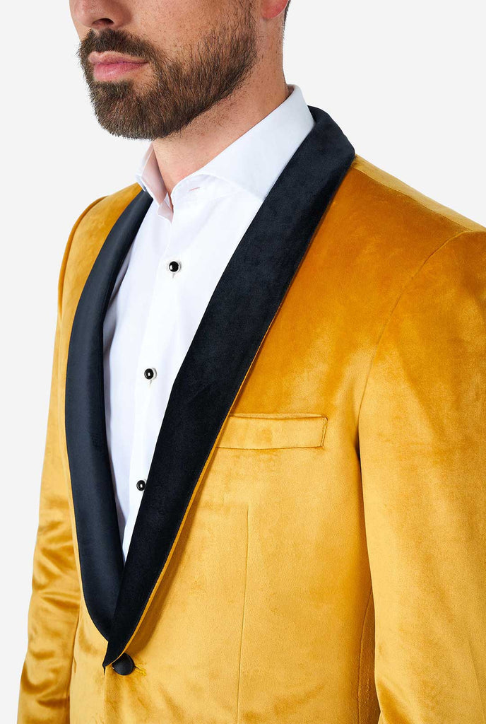 Mann, der goldener Samt -Dinnerjacke Blazer trägt, Nahaufnahme