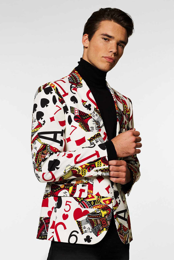 Mann, der weißen Blazer mit Drucken von Karten trägt