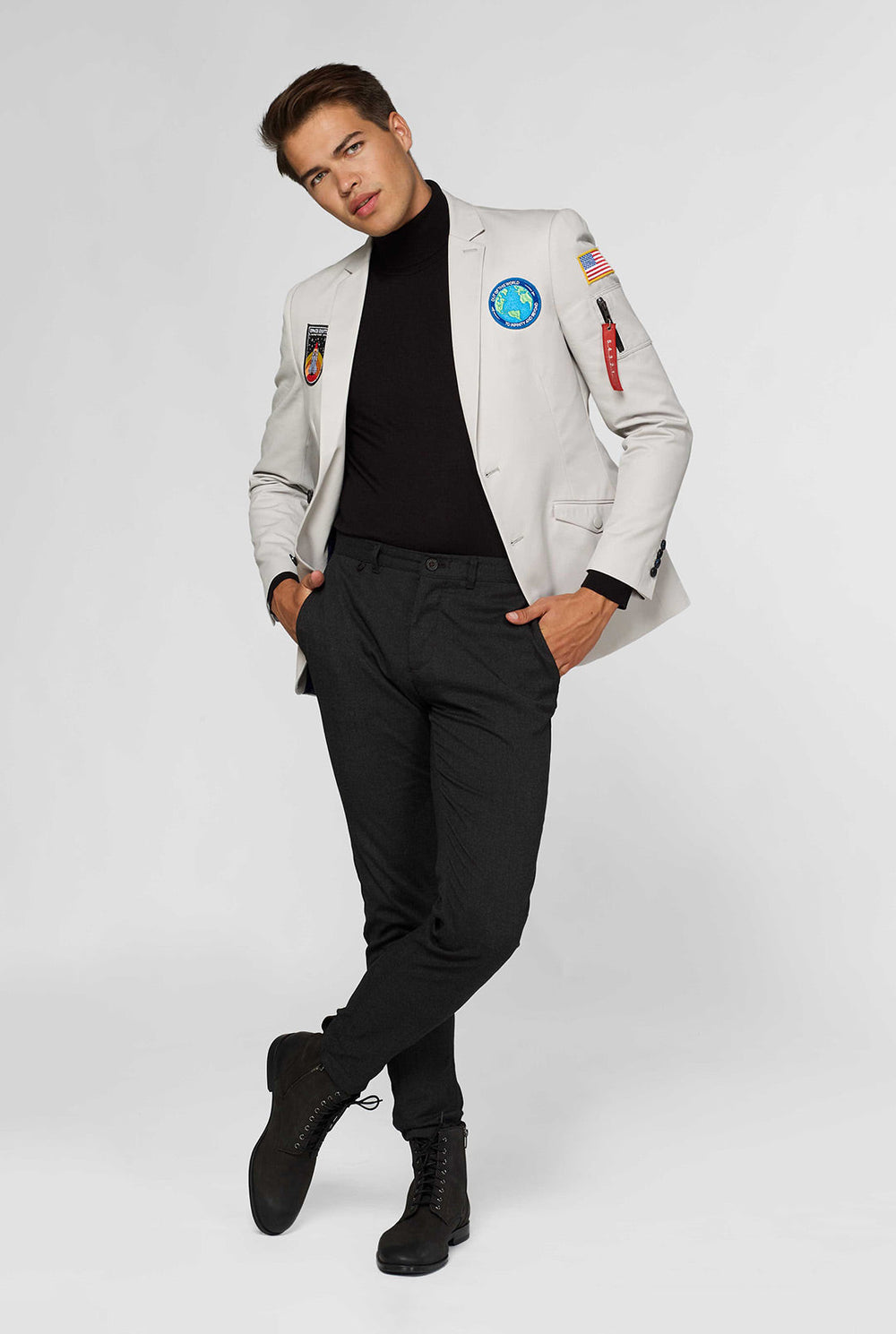 Hellgrauer Casual Blazer mit Astronauten -Themenflecken, die vom Mann getragen werden