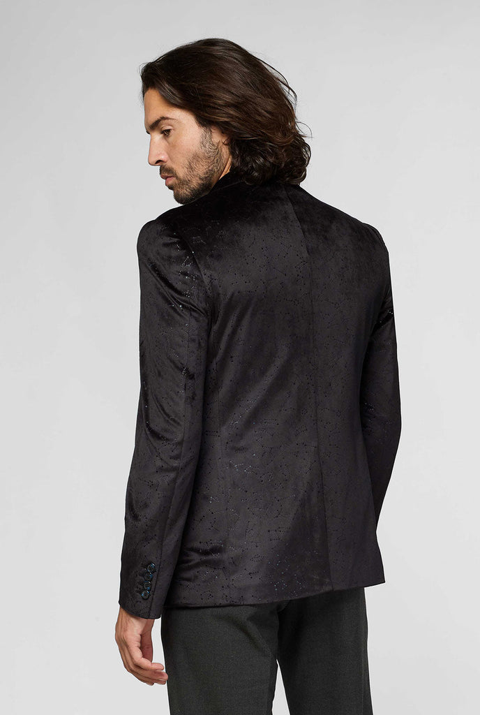 Schwarze Jacke mit Konstellationsmuster, die vom Mann getragen wird, Blick von hinten