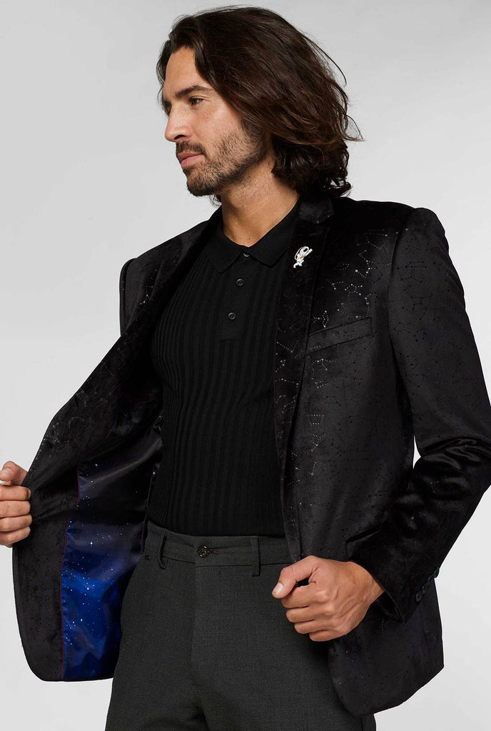 Schwarze Jacke mit Konstellationsmuster, die von einem Mann getragen wird, der Galaxie in der Jacke zeigt