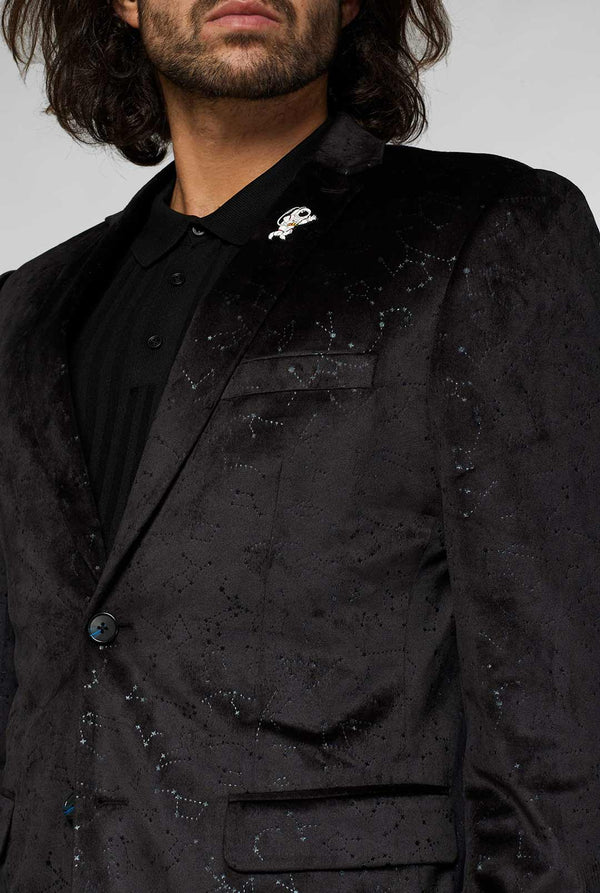 Schwarze Jacke mit Sternbildern des Sternbetrags, das von Männer getragen wird, Nahaufnahme