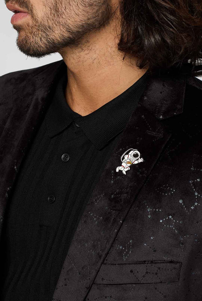Schwarze Jacke mit Sternbildern des Sternbetrags, das von Männer getragen wird, Nahaufnahme