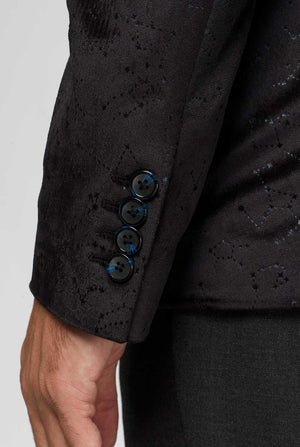 Schwarze Jacke mit Konstellationsmuster Nahaufnahme des Ärmels