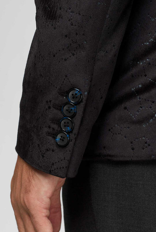 Schwarze Jacke mit Konstellationsmuster Nahaufnahme des Ärmels