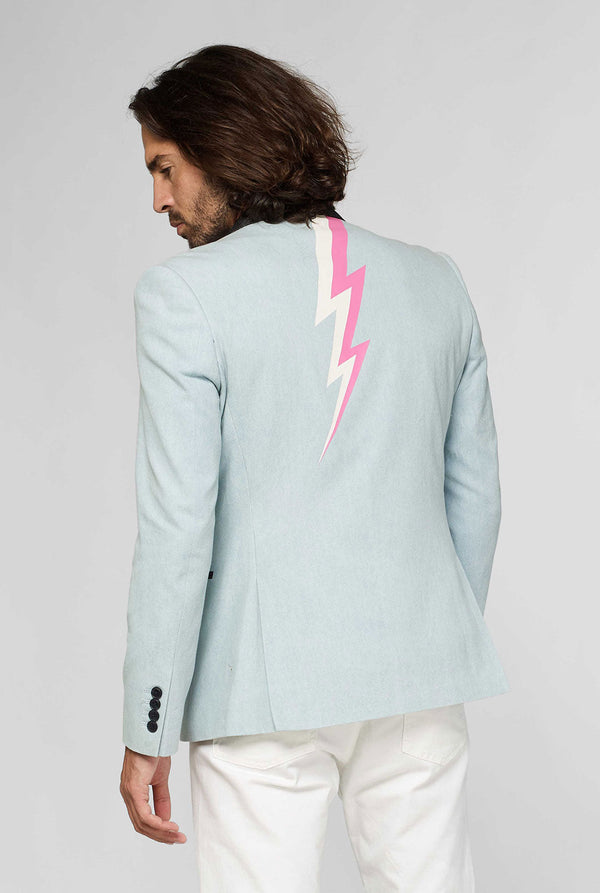 Blauer Casual Blazer mit weißer und rosa Blitz, getragen vom Mann, der die Rückseite der Jacke zeigt