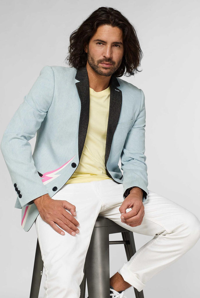 Blauer Casual Blazer mit weißem und rosa Blitzschraube, der vom Mann getragen wird, der auf einem Hocker sitzt
