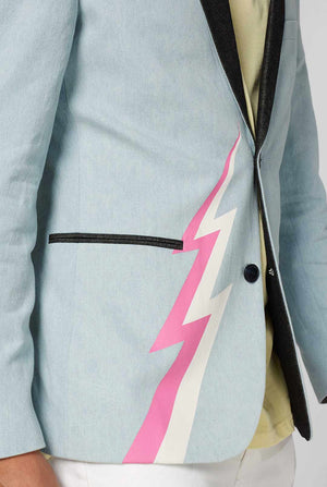 Blauer Casual Blazer mit weißer und rosa Blitzschraube, der vom Mann aus der Nähe getragen wurde