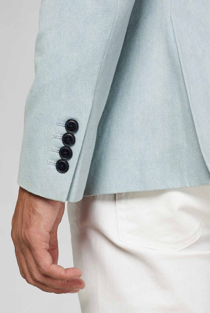Blauer Blazer mit weißer und rosa Blitzhülle aus der Nähe