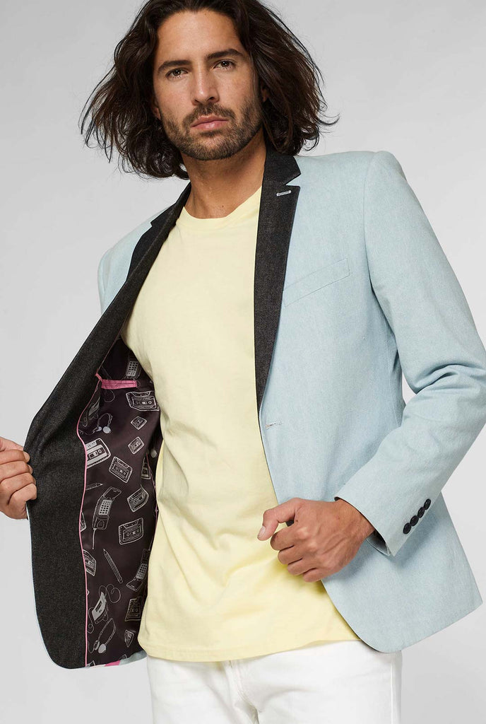 Blue Casual Blazer mit weißem und rosa Blitz, der vom Mann getragen wird