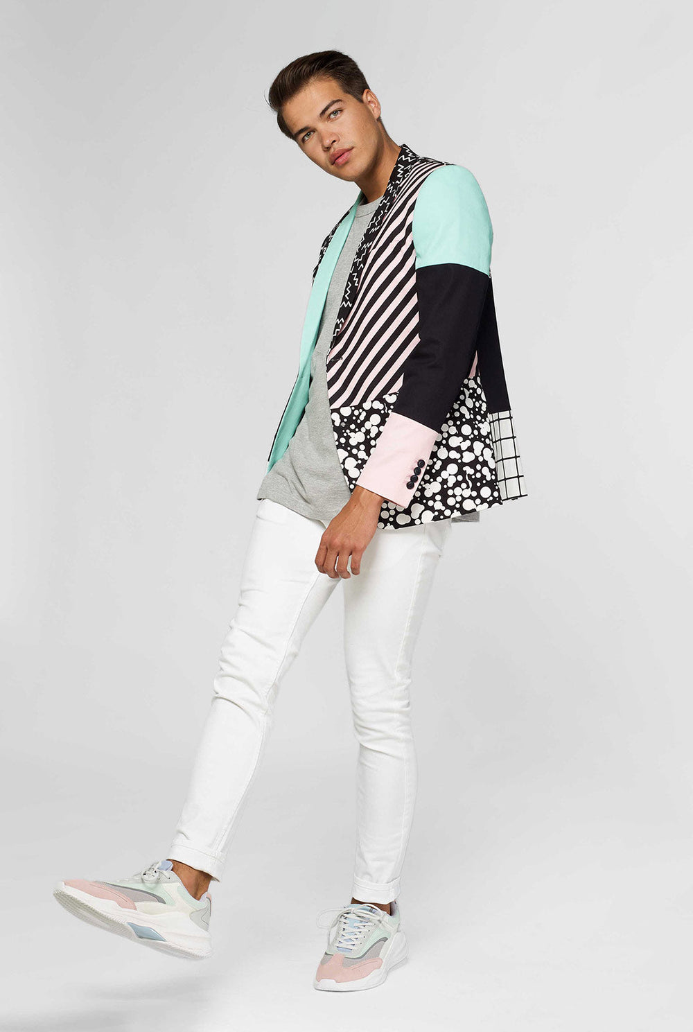 abstraktes Muster Casual Blazer, inspiriert von der Memphis -Gruppe, getragen von Männer