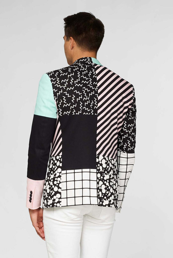 abstraktes Muster Casual Blazer, inspiriert von der Memphis -Gruppe, getragen von Männer, Blick von hinten