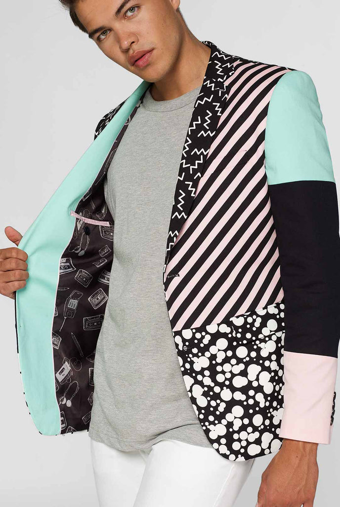 abstraktes Muster Casual Blazer, inspiriert von der Memphis -Gruppe, getragen von Männer