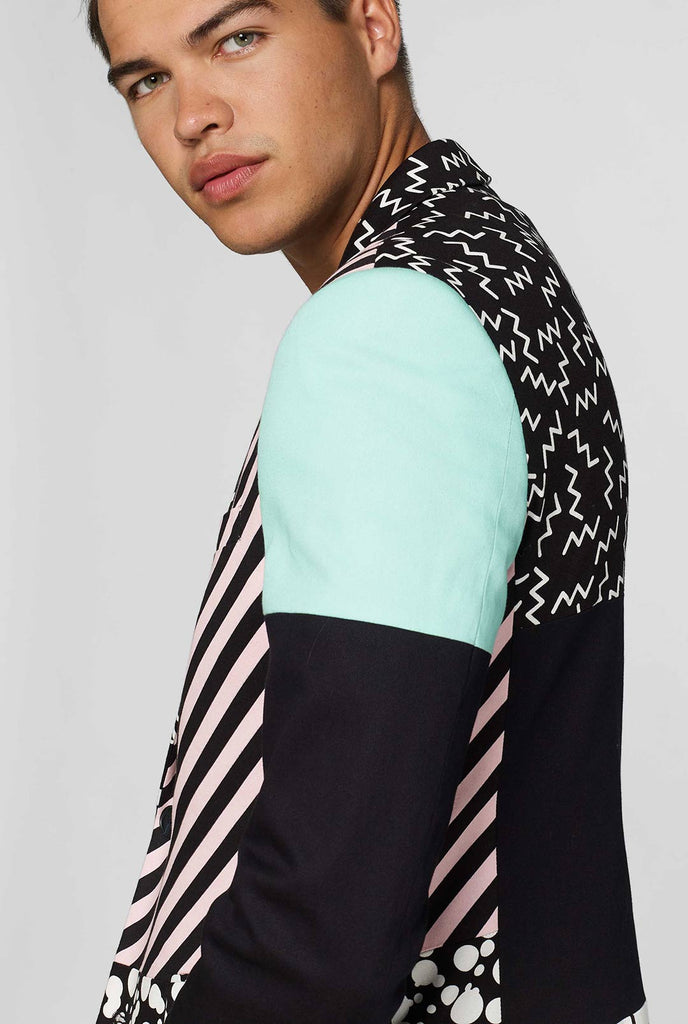 abstraktes Muster Casual Blazer, inspiriert von der Memphis -Gruppe, getragen von Männer, Nahaufnahme 