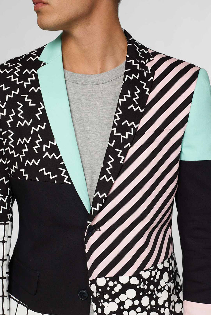 abstraktes Muster Casual Blazer, inspiriert von der Memphis -Gruppe, getragen von Männer, Nahaufnahme
