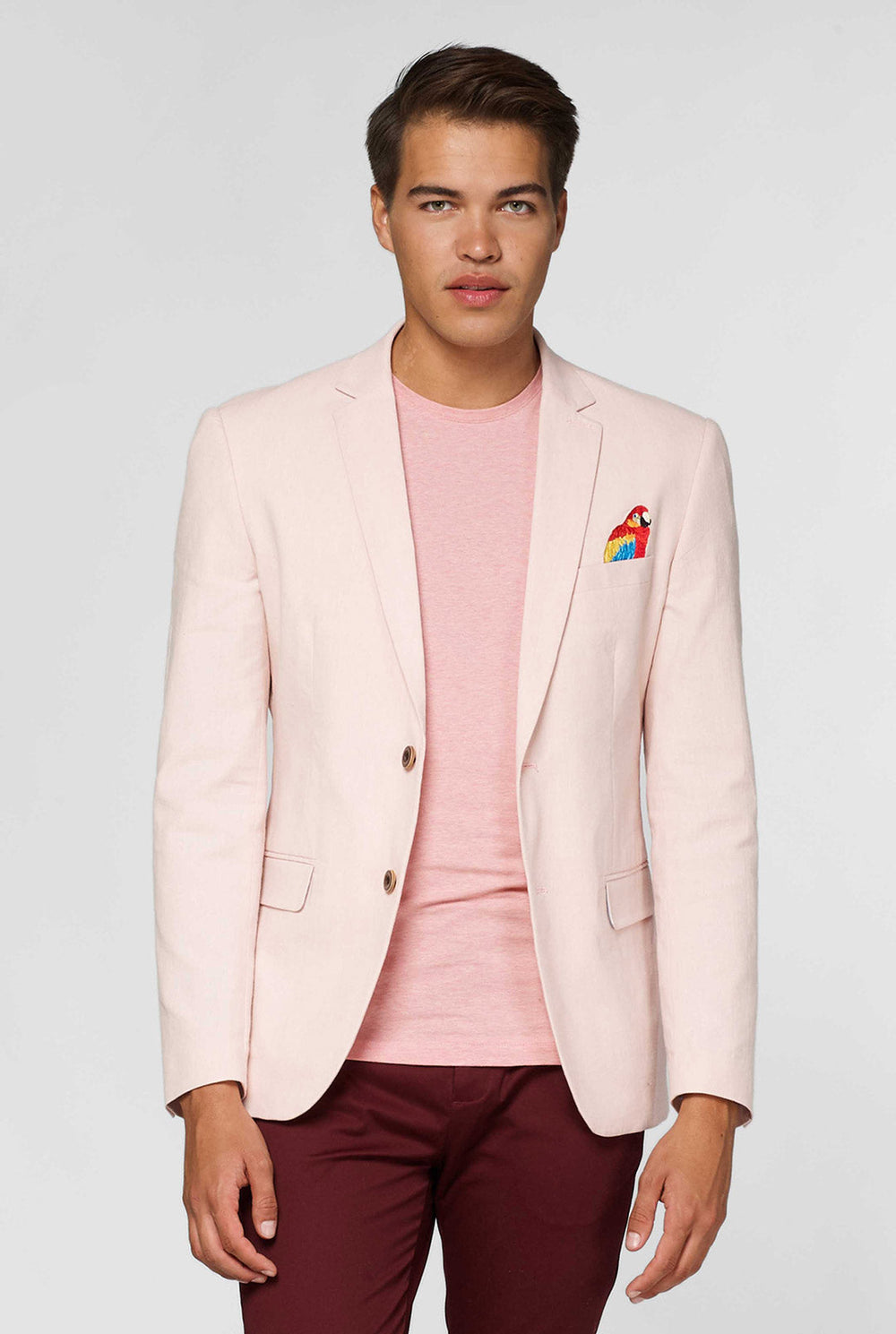 Rosa Lässiger Blazer mit Papageienstickerei vom Mann getragen