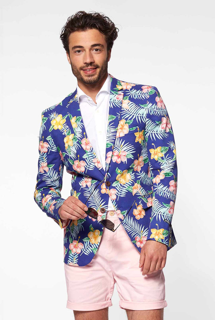 Blauer Blazer mit Blumendruck vom Mann getragen