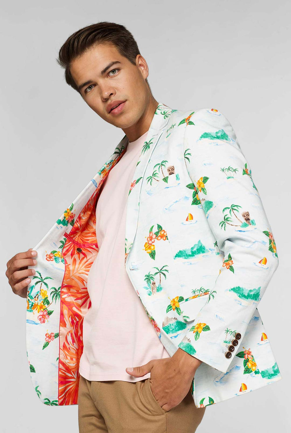 Weißer lässiger Blazer mit hawaiianischem Ikonabdruck, der vom Mann getragen wird, Nahaufnahme