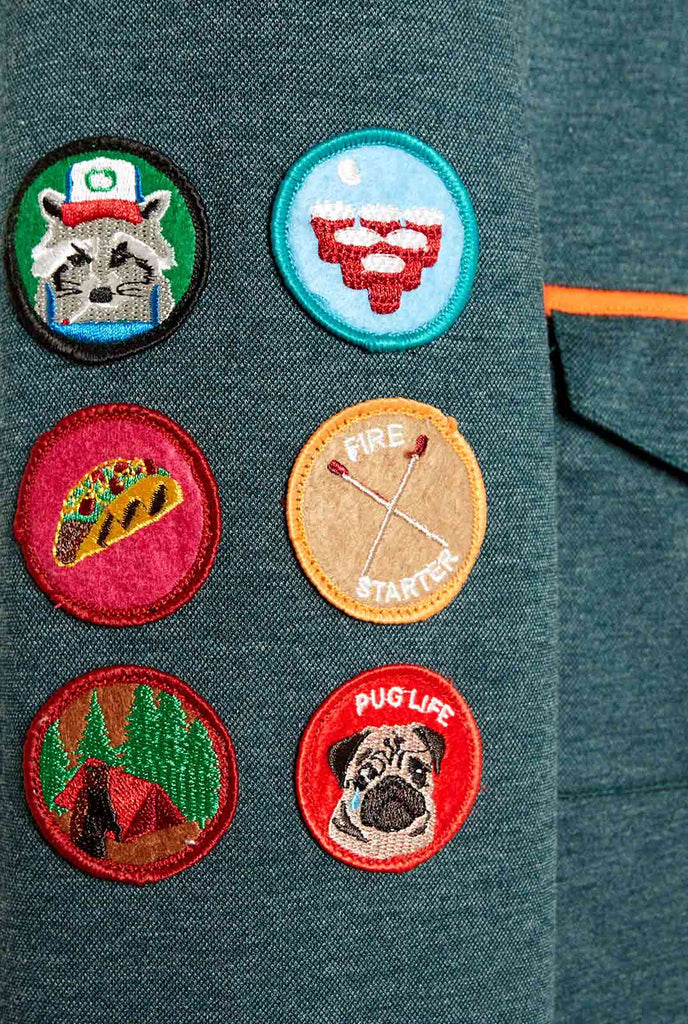 Grüner Park Ranger Jacke vom Mann getragen wird, Nahaufnahme auf die Sportplatches