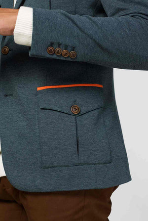 Grüner Park Ranger Jacke vom Mann getragen wird, Nahaufnahme Holzknöpfen