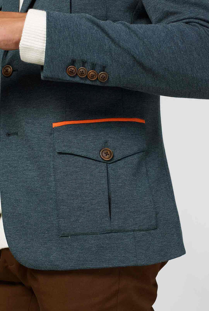 Grüner Park Ranger Jacke vom Mann getragen wird, Nahaufnahme Holzknöpfen