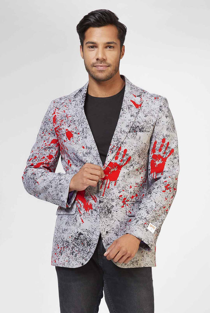 Männer, die graue Halloween -Blazer mit Blutflecken tragen