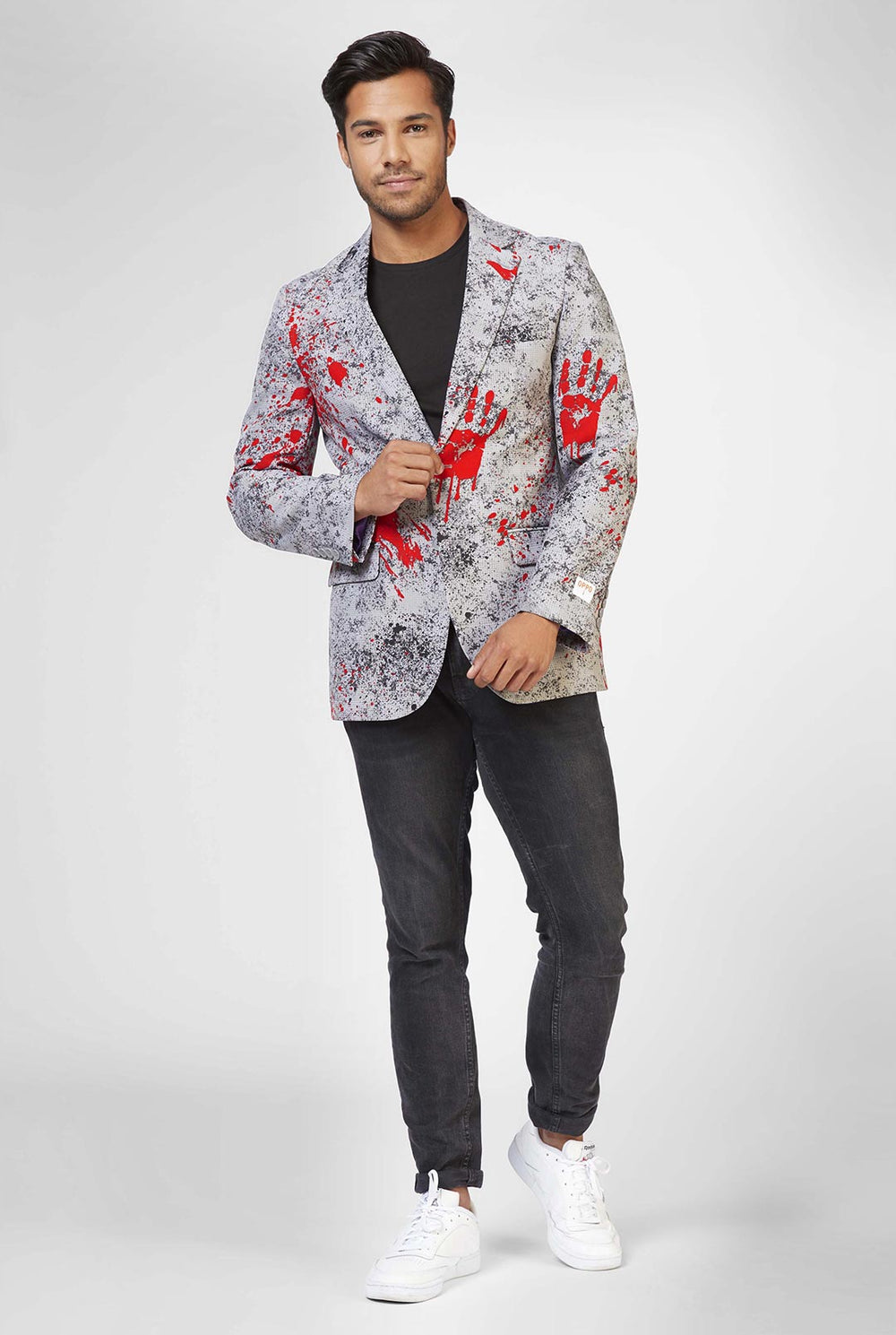 Männer, die graue Halloween -Blazer mit Blutflecken tragen