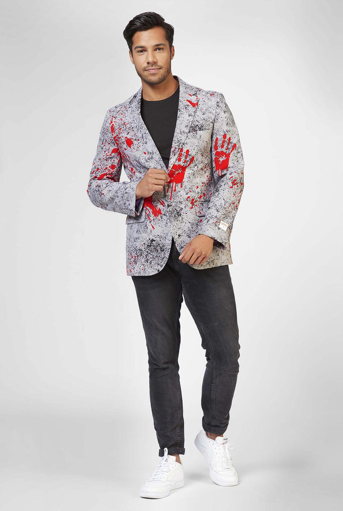 Männer, die graue Halloween -Blazer mit Blutflecken tragen