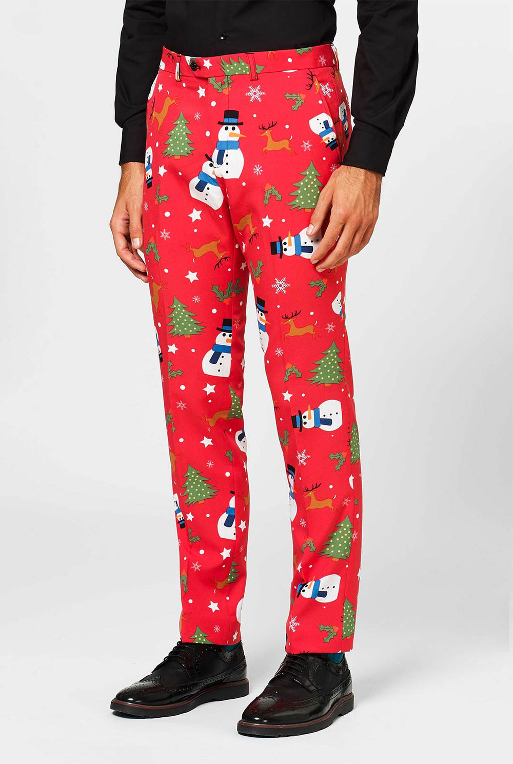 Mann, der rote Hosen mit Weihnachtsikonen trägt