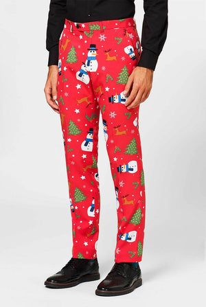 Mann, der rote Hosen mit Weihnachtsikonen trägt