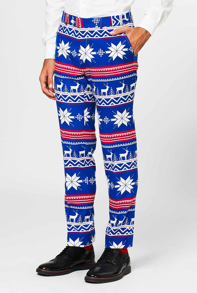 Mann, der blaue Hosen mit nordischen Weihnachtsikonen trägt