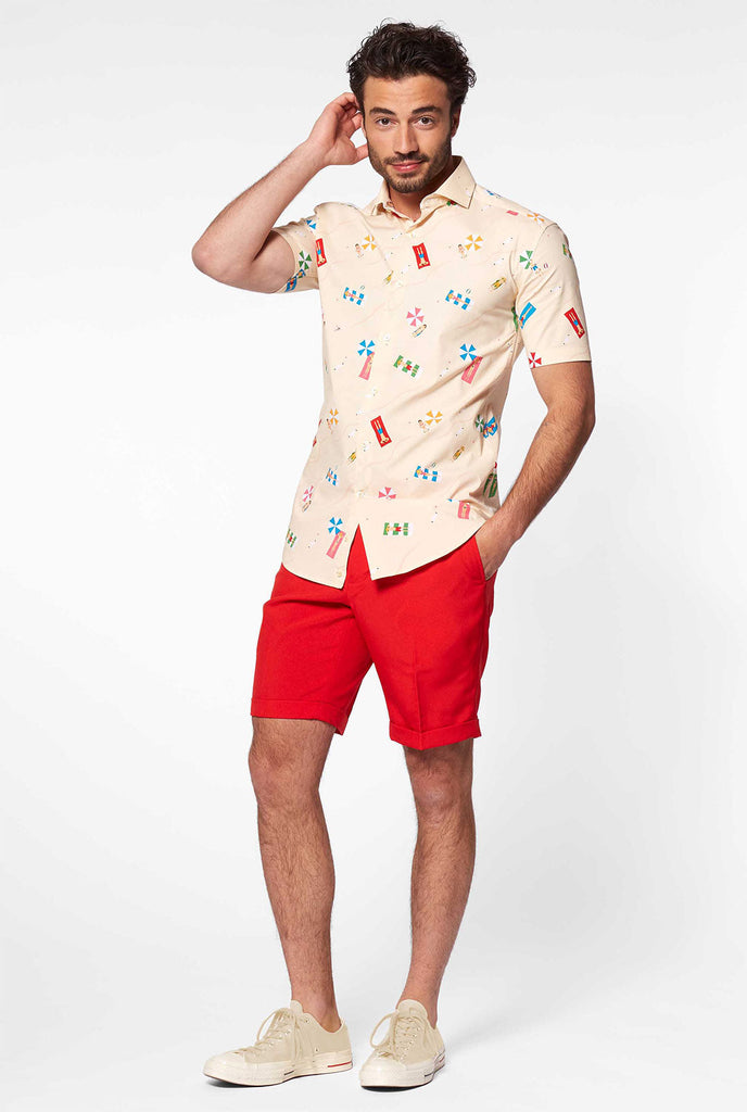 Mann, der Sommerhemd mit Strandikonen trägt