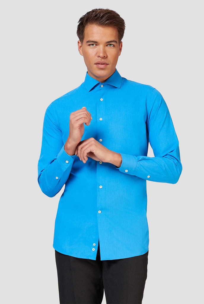 Blaues Langarmhemd vom Mann getragen - Nahaufnahme
