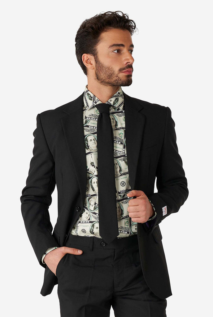 Mann, der Hemd mit Dollardruck und schwarzen Anzug trägt