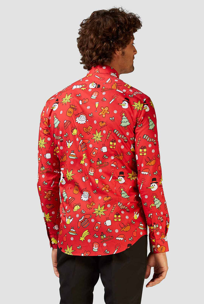 Mann, der rotes Hemd mit Weihnachtselikonen trägt, Blick von hinten